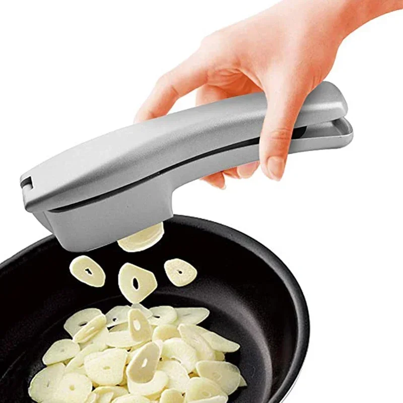 robot culinaire argenté
